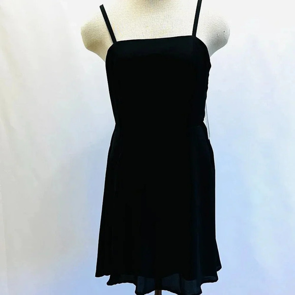 NWT Lily Rose Juniors Sleeveless Adjustable Strap Black Mini Dress Size Medium - Picture 1 of 14
